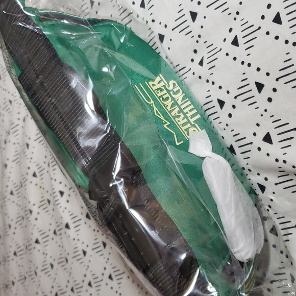 MAC x STRANGER THINGS BELT BAG. - Picture 4 of 6